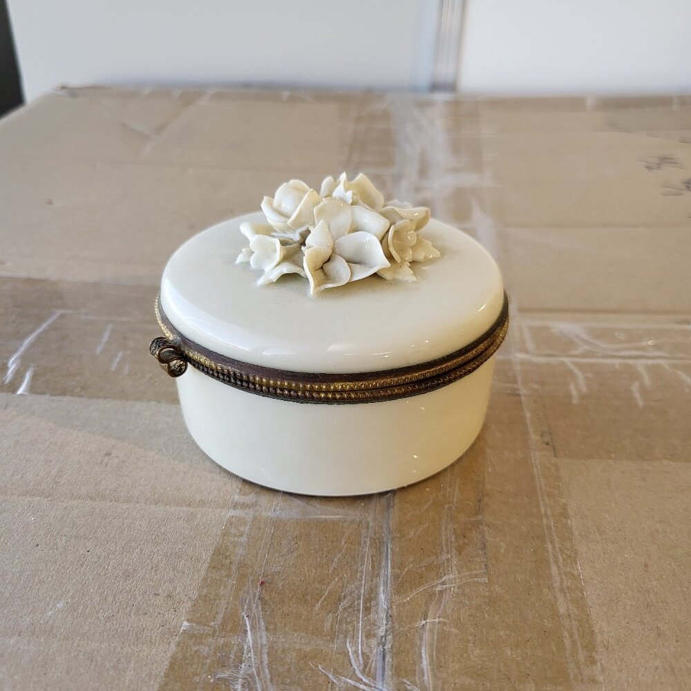 Vintage Round Ceramic Jewelry Box With White Roses On Lid GUC SEE PICS "BIN B"
